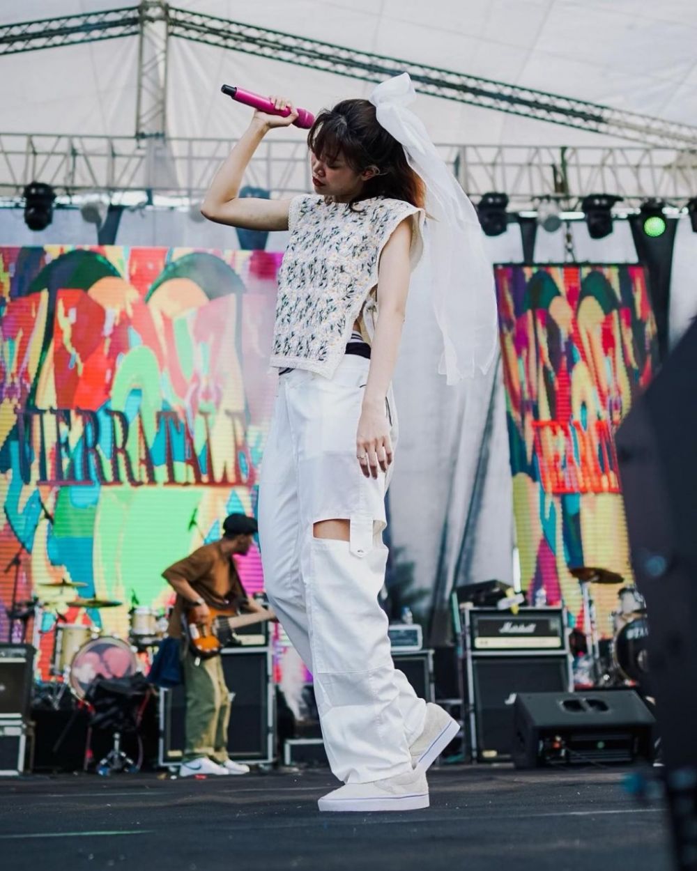 Widi Verratale saat konser istimewa Widi Verratale saat konser istimewa