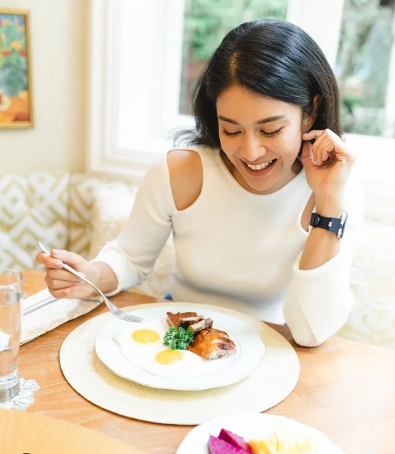 9 Menu sarapan Dian Sastrowardoyo, jaga tubuh sehat dan langsing