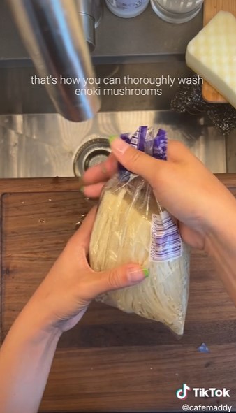 Cara praktis mencuci jamur enoki agar tidak cepat busuk