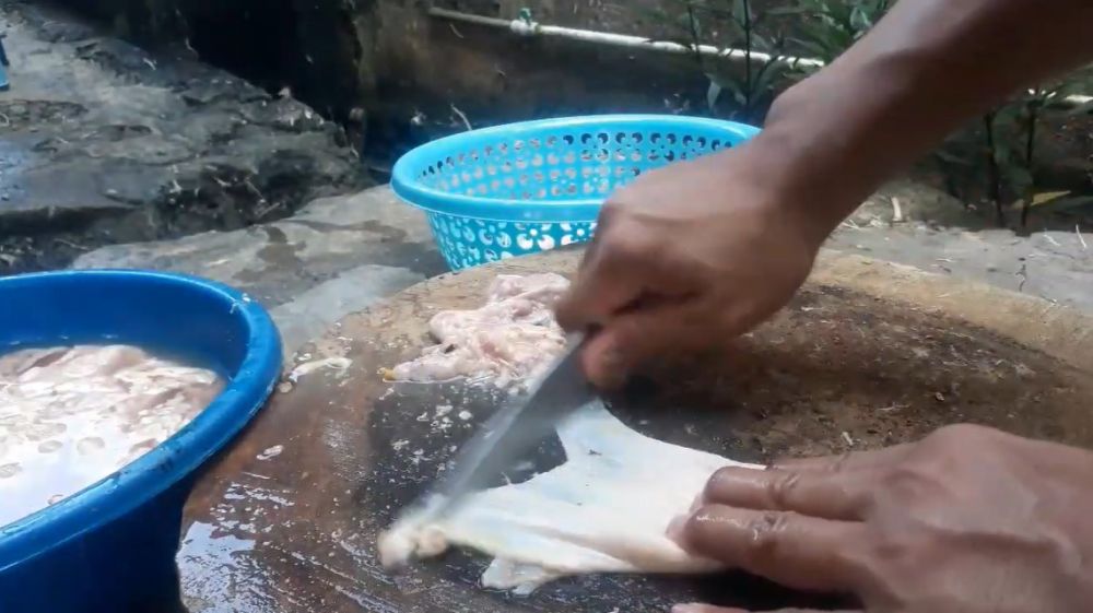 Cara bersihkan kulit ayam agar teksturnya lebih krispi saat dimasak