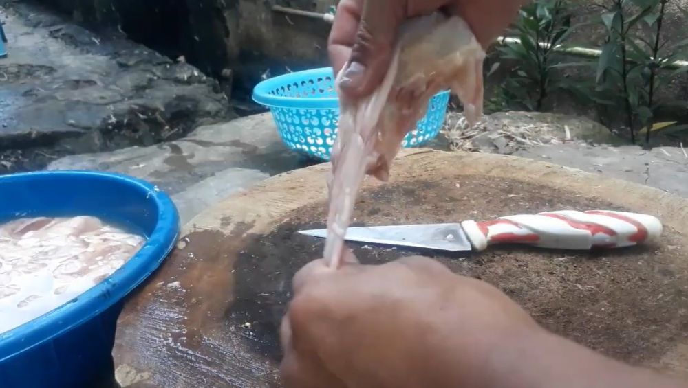 Cara bersihkan kulit ayam agar teksturnya lebih krispi saat dimasak