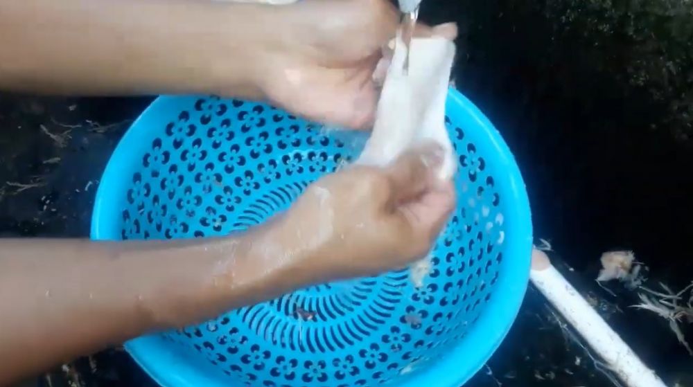 Cara bersihkan kulit ayam agar teksturnya lebih krispi saat dimasak