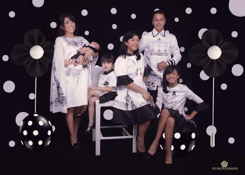 pemotretan keluarga Ussy-Andhika dari masa ke masa © berbagai sumber pemotretan keluarga Ussy-Andhika dari masa ke masa © berbagai sumber