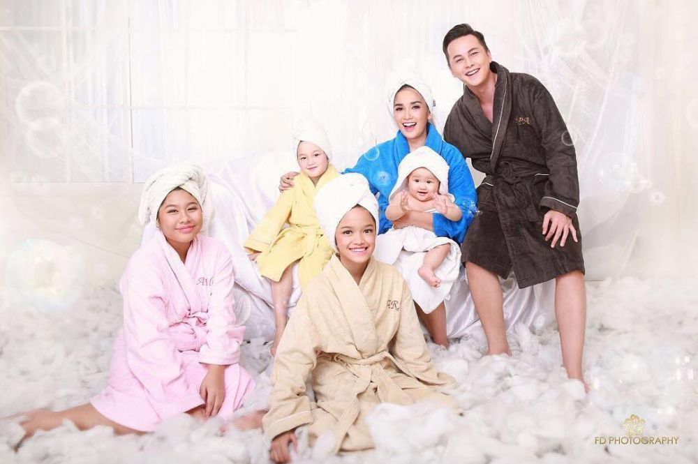 pemotretan keluarga Ussy-Andhika dari masa ke masa © berbagai sumber pemotretan keluarga Ussy-Andhika dari masa ke masa © berbagai sumber