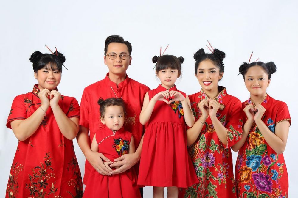 pemotretan keluarga Ussy-Andhika dari masa ke masa © berbagai sumber pemotretan keluarga Ussy-Andhika dari masa ke masa © berbagai sumber