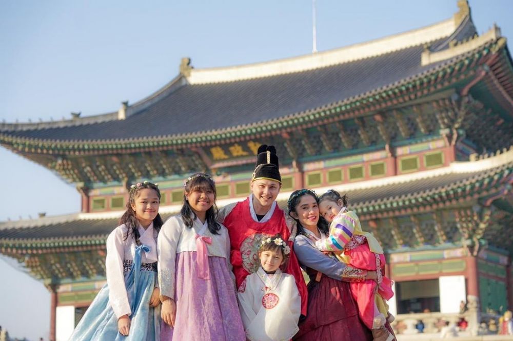 pemotretan keluarga Ussy-Andhika dari masa ke masa © berbagai sumber pemotretan keluarga Ussy-Andhika dari masa ke masa © berbagai sumber