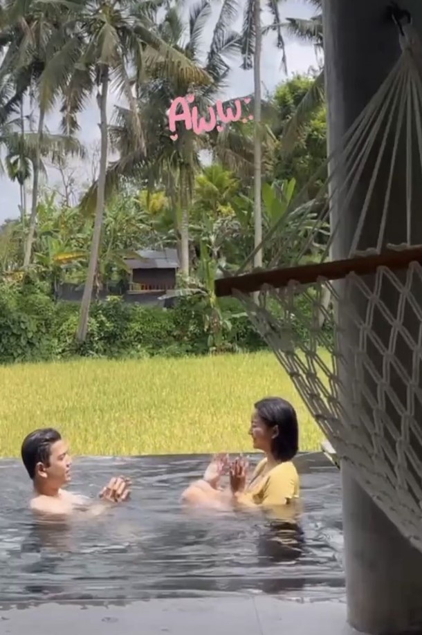 9 Momen bulan madu Glenca Chysara & Rendi Jhon di Bali, asyik berenang