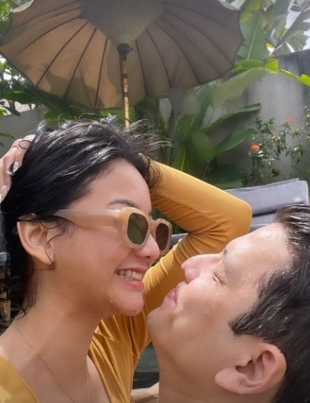 9 Momen bulan madu Glenca Chysara & Rendi Jhon di Bali, asyik berenang