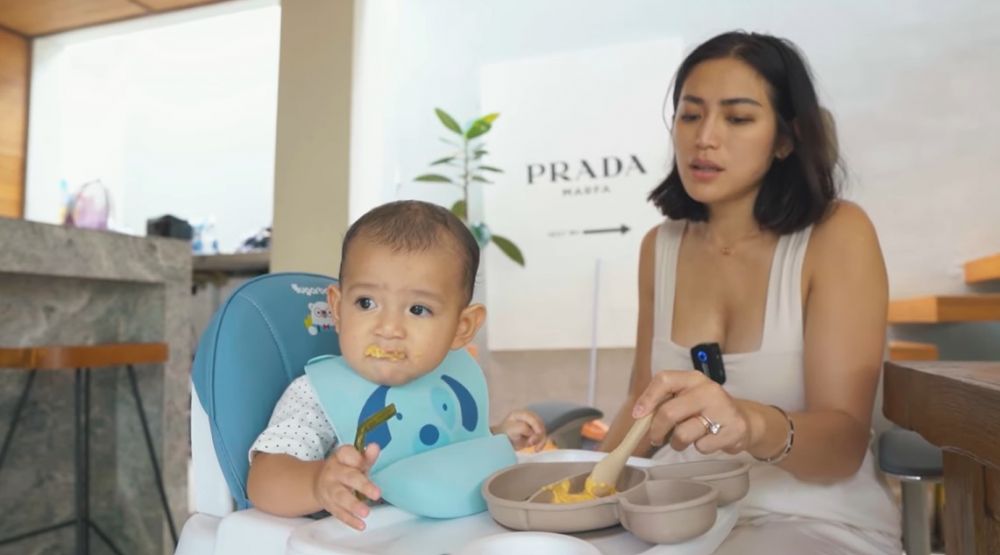 7 Trik MPASI pertama ala Jessica Iskandar, bantu anak mengenal makanan