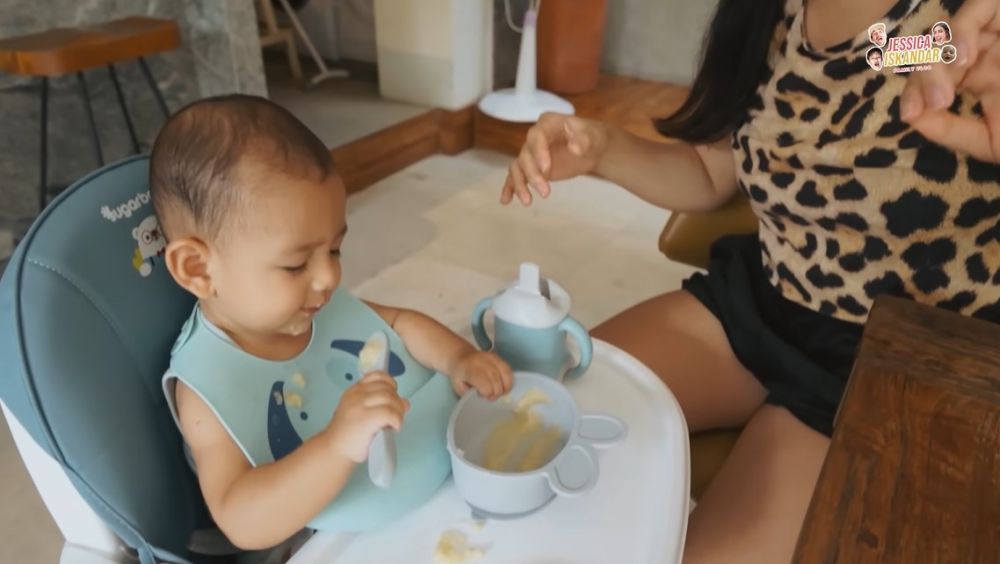 7 Trik MPASI pertama ala Jessica Iskandar, bantu anak mengenal makanan