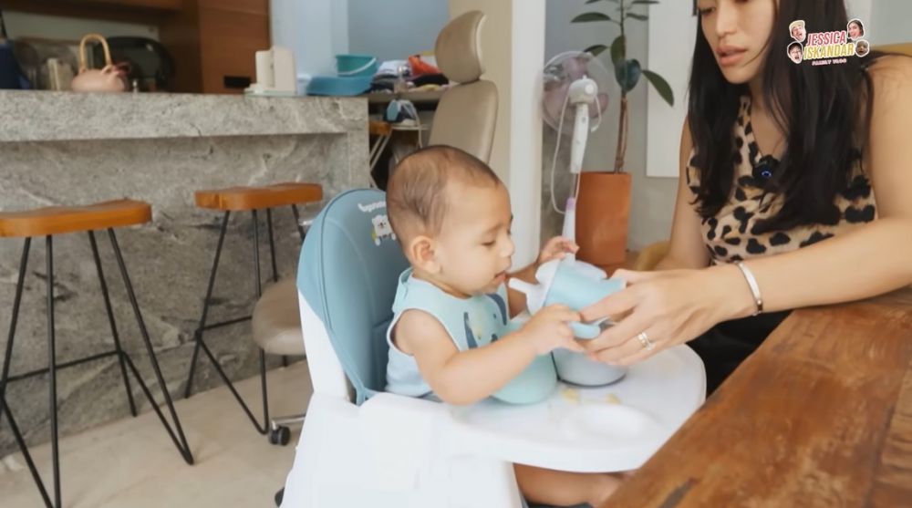 7 Trik MPASI pertama ala Jessica Iskandar, bantu anak mengenal makanan