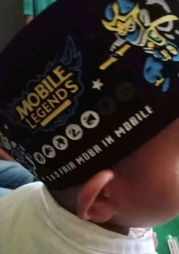 iseng banget pakai benda di kepala © berbagai sumber iseng banget pakai benda di kepala © berbagai sumber