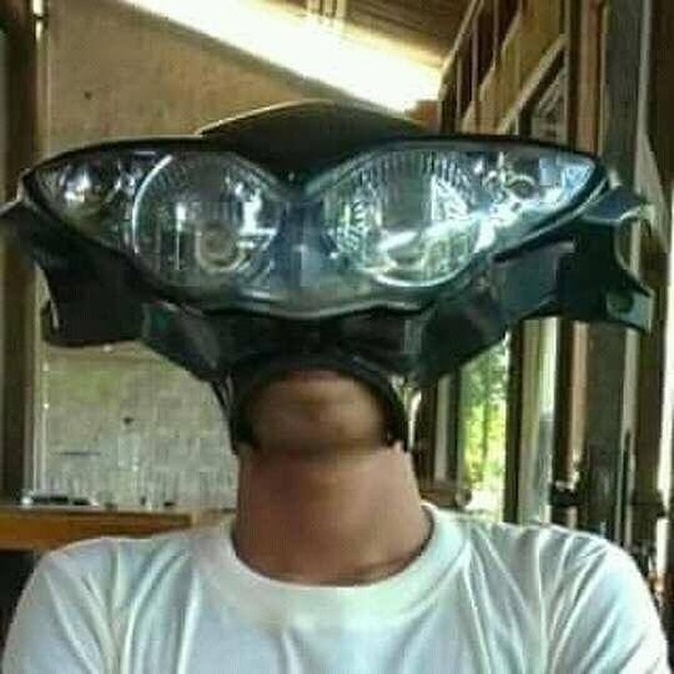 iseng banget pakai benda di kepala © berbagai sumber iseng banget pakai benda di kepala © berbagai sumber