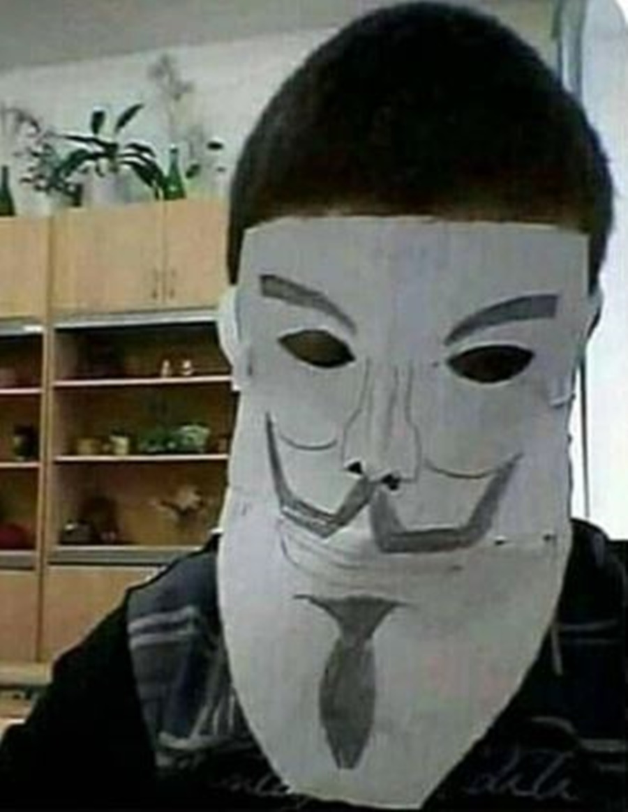 iseng banget pakai benda di kepala © berbagai sumber