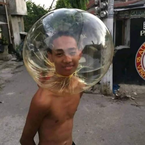 iseng banget pakai benda di kepala © berbagai sumber