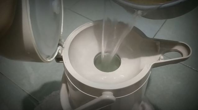 Cara bersihkan bagian dalam termos air, hanya gunakan satu bahan