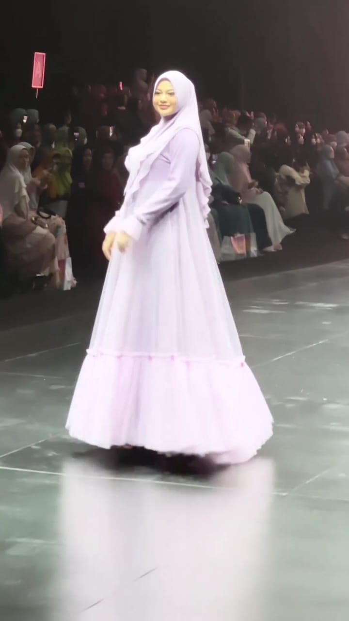 potret aurel hermansyah jadi model catwalk © instagram