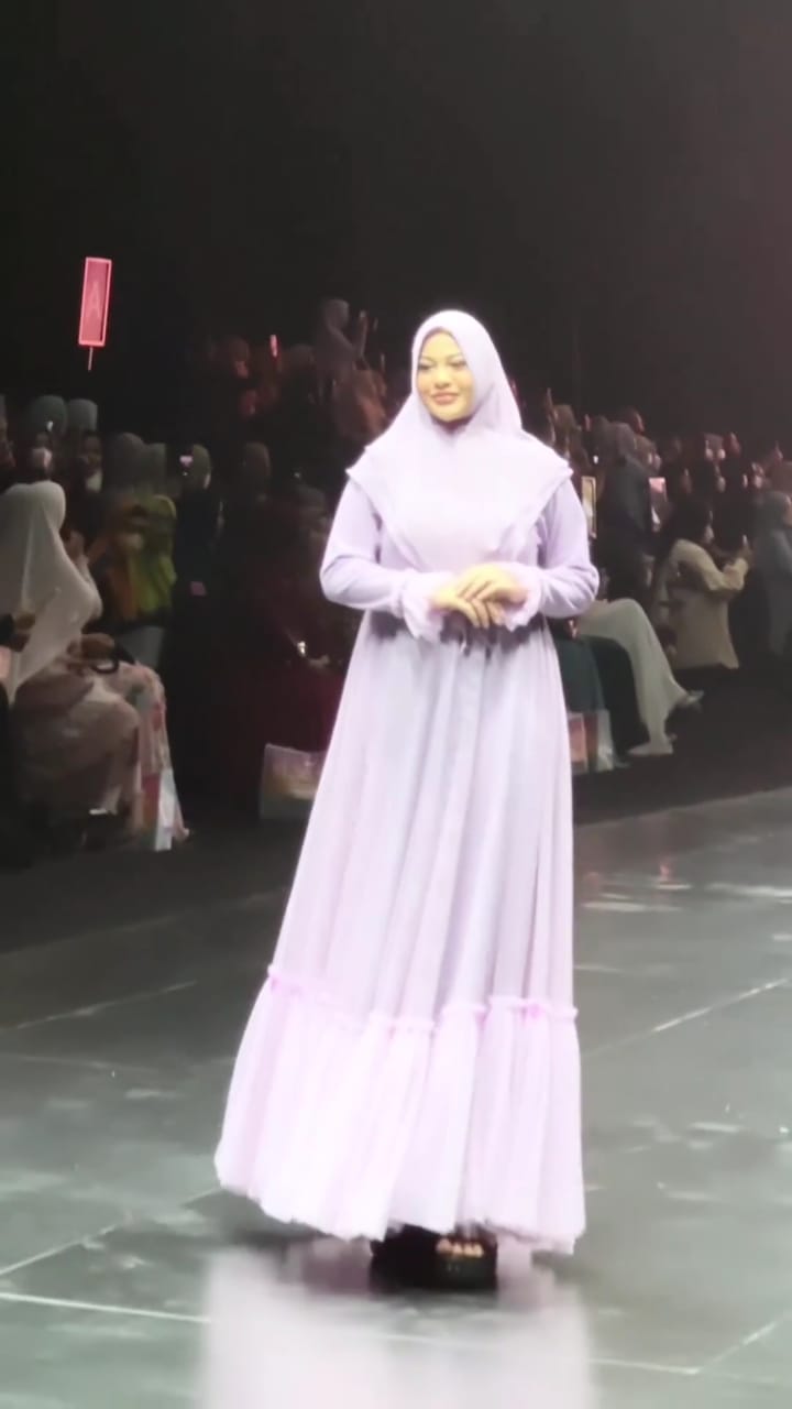 potret aurel hermansyah jadi model catwalk © instagram