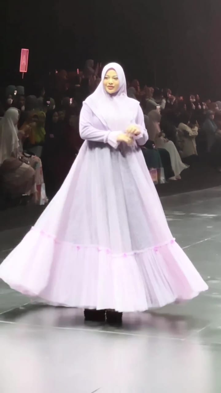 potret aurel hermansyah jadi model catwalk © instagram