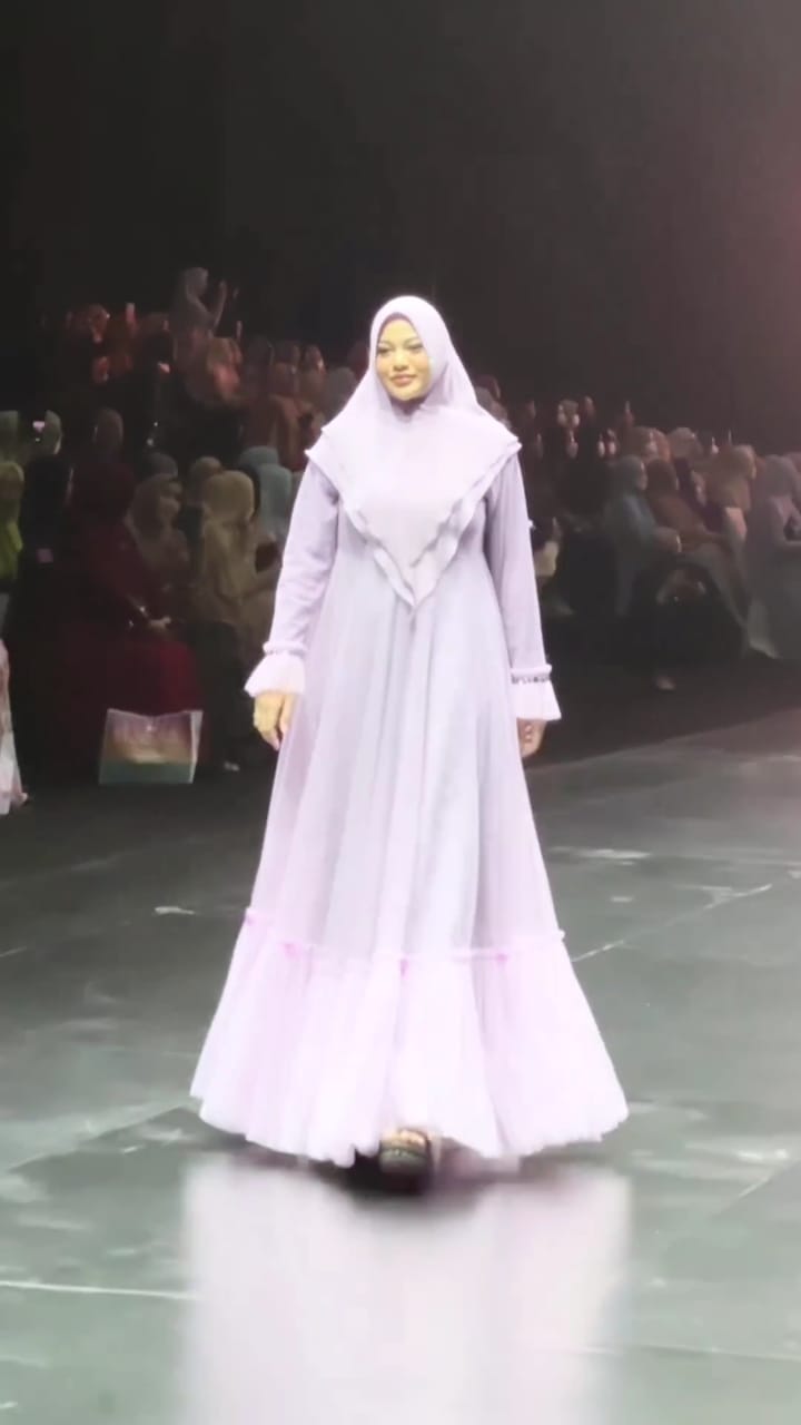 potret aurel hermansyah jadi model catwalk © instagram