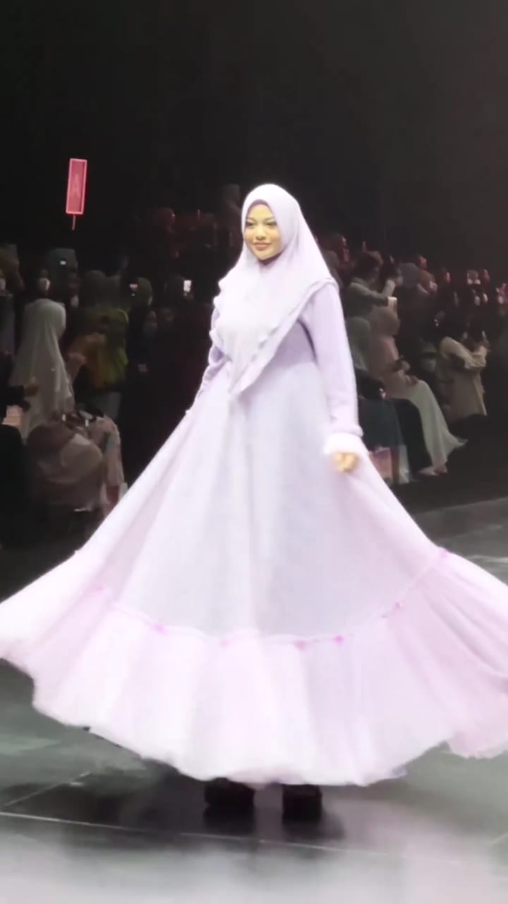 potret aurel hermansyah jadi model catwalk © instagram