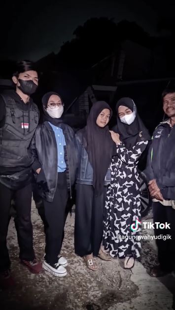 Masuk tenda pengungsi dan gendong balita, 9 momen Ria Ricis ke Cianjur