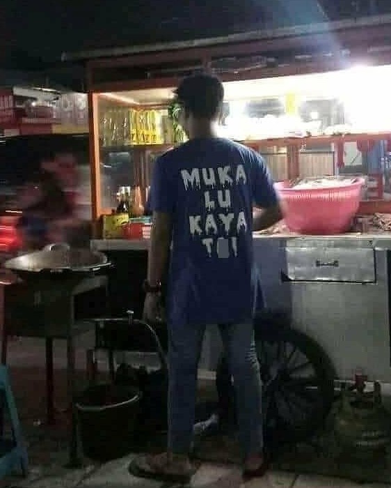 Tulisan di belakang baju pedagang Berbagai sumber Tulisan di belakang baju pedagang Berbagai sumber
