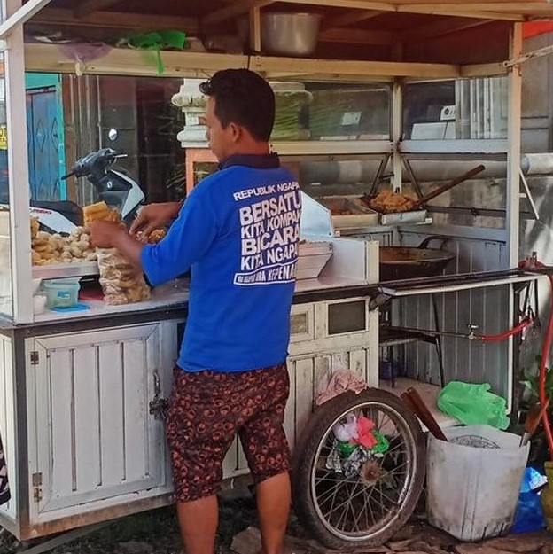 Tulisan di belakang baju pedagang Berbagai sumber