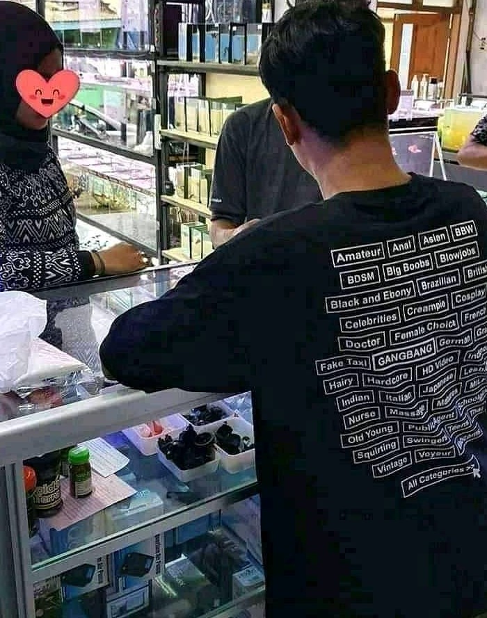Tulisan di belakang baju pedagang Berbagai sumber