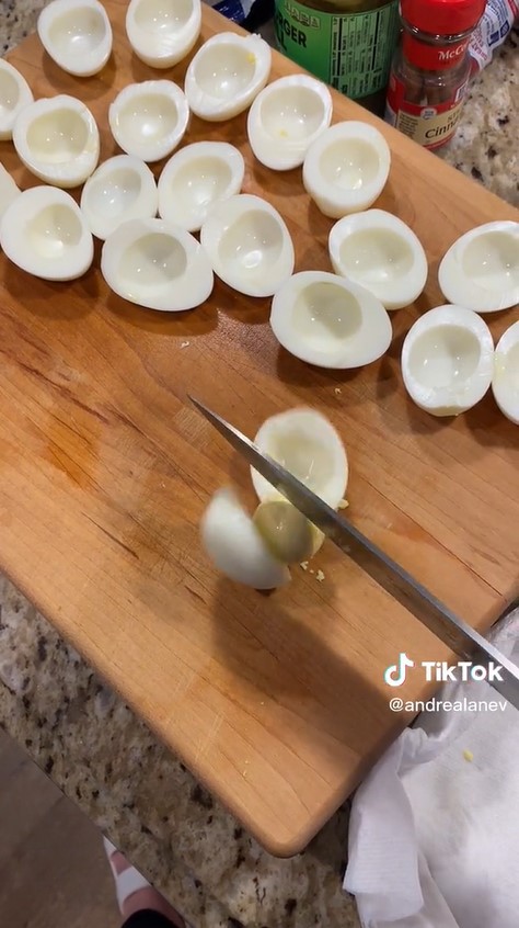 Trik mengiris telur rebus tanpa bikin kuningnya hancur, praktis ditiru