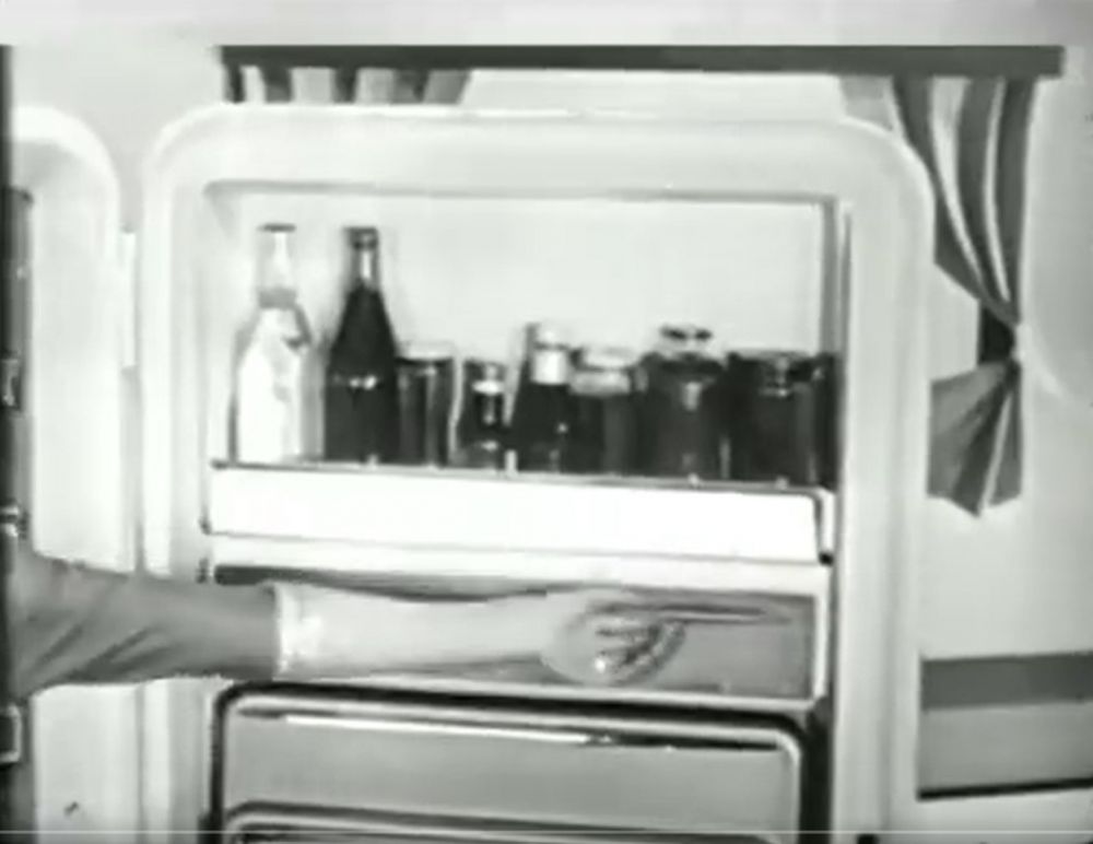 Jarang diketahui, ini 9 potret penampakan kulkas canggih tahun 1956