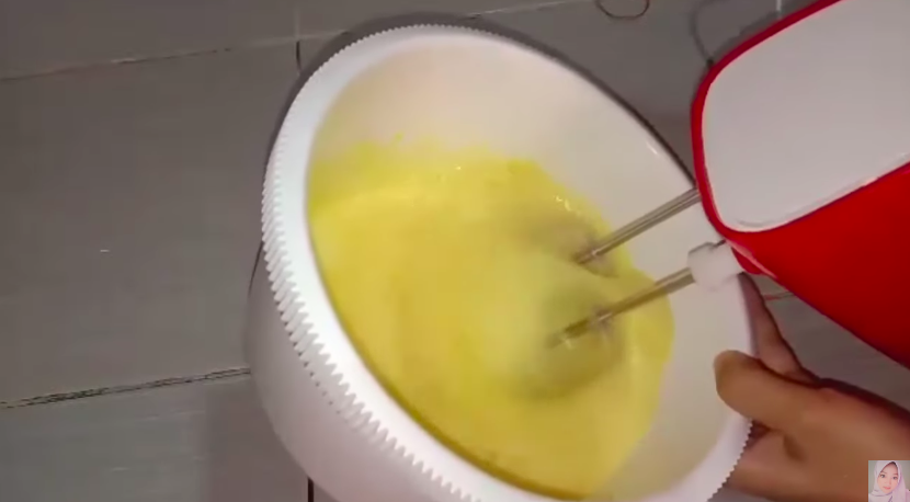 Trik mudah mengocok telur pakai mixer agar mengembang sempurna