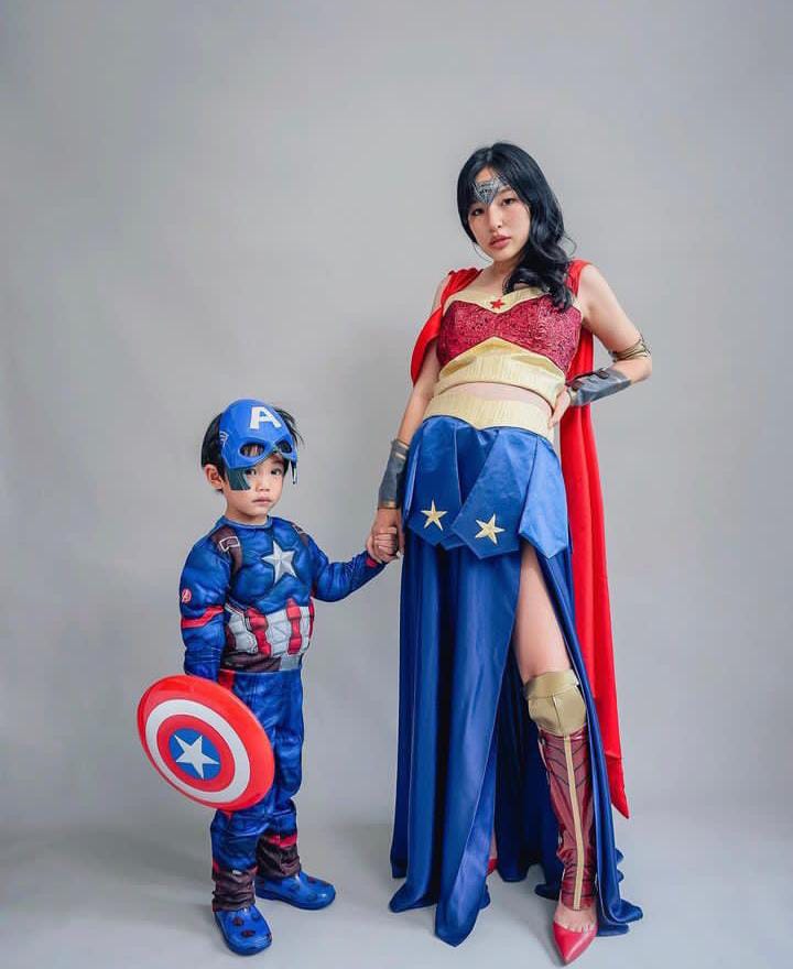11 Potret Tiffany Soetanto istri Chef Arnold maternity tema superhero