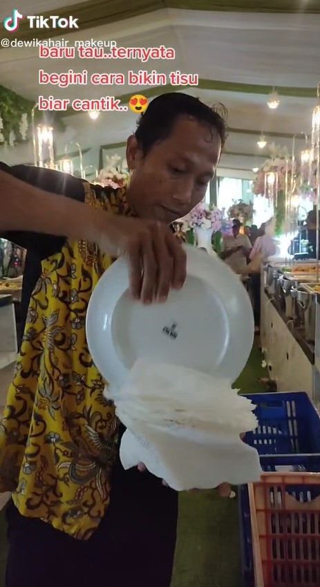Cara pria kreasikan tisu makan jadi lebih cantik ini bikin kagum
