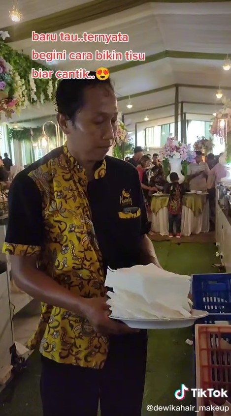 Cara pria kreasikan tisu makan jadi lebih cantik ini bikin kagum