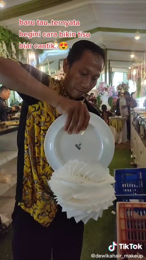 Cara pria kreasikan tisu makan jadi lebih cantik ini bikin kagum