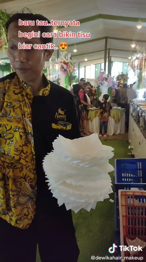 Cara pria kreasikan tisu makan jadi lebih cantik ini bikin kagum