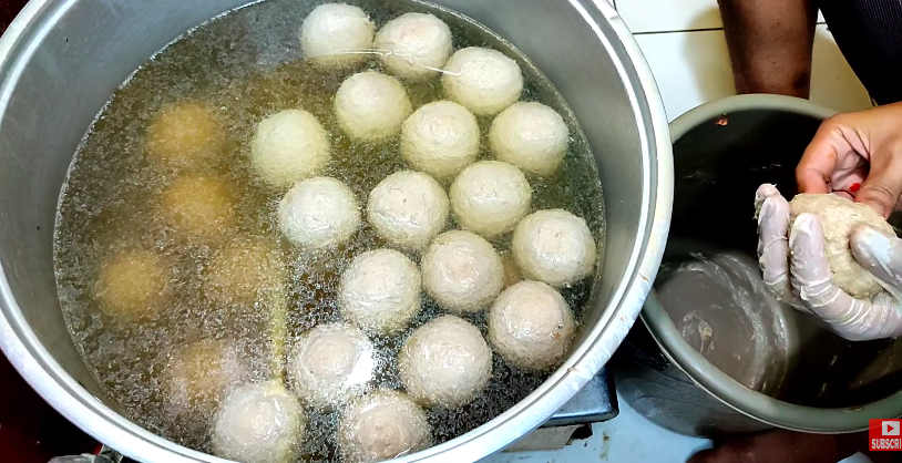 Trik bikin bakso isi telur agar tampilannya rapi dan antigagal