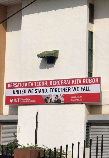 salah translate di spanduk nyeleneh © berbagai sumber