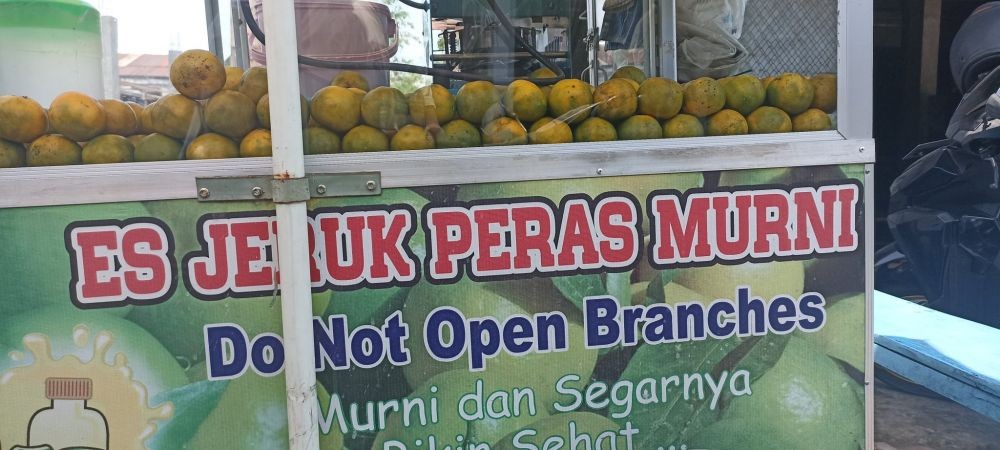 salah translate di spanduk nyeleneh © berbagai sumber