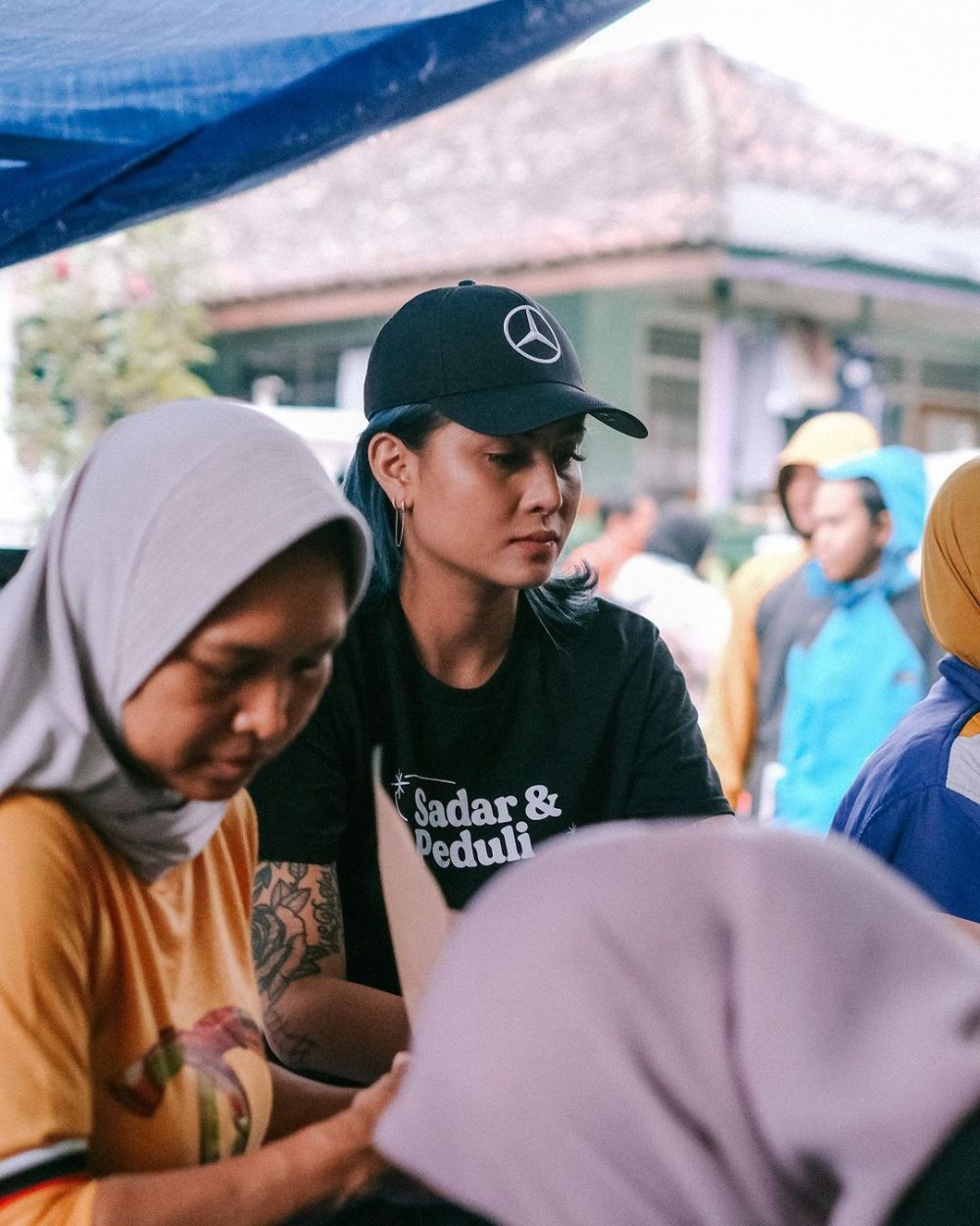 11 Momen Awkarin jadi relawan gempa Cianjur, bantu siapkan makanan