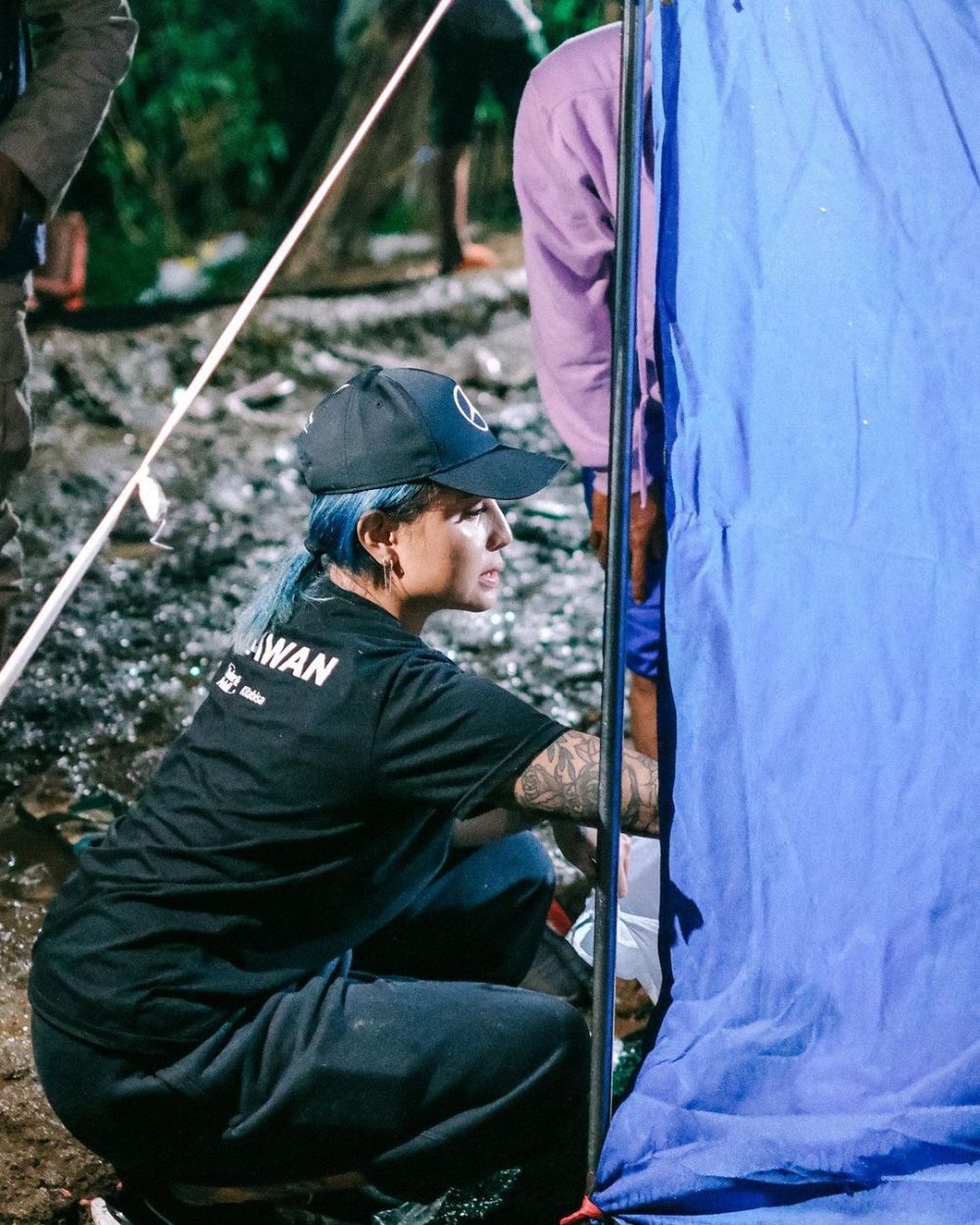 11 Momen Awkarin jadi relawan gempa Cianjur, bantu siapkan makanan