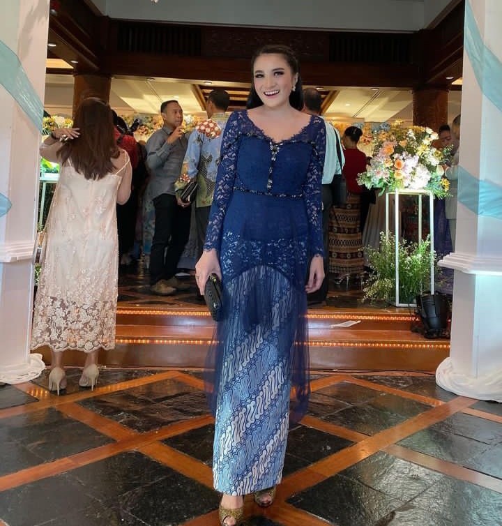 potret Kiki Amalia anggun pakai kebaya © 2022 brilio.net