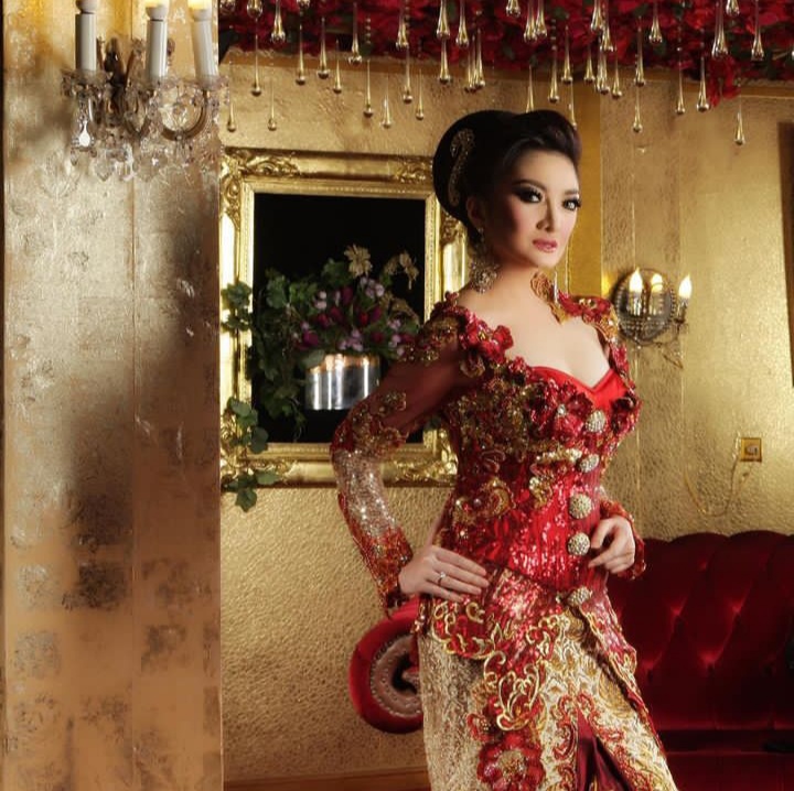 potret Kiki Amalia anggun pakai kebaya © 2022 brilio.net