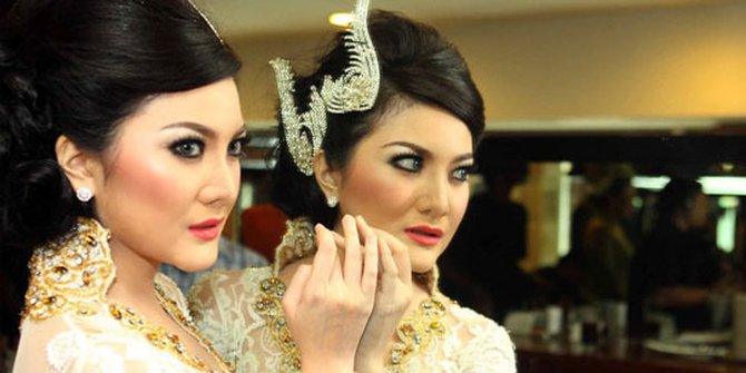 potret Kiki Amalia anggun pakai kebaya © 2022 brilio.net