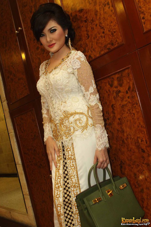 potret Kiki Amalia anggun pakai kebaya © 2022 brilio.net