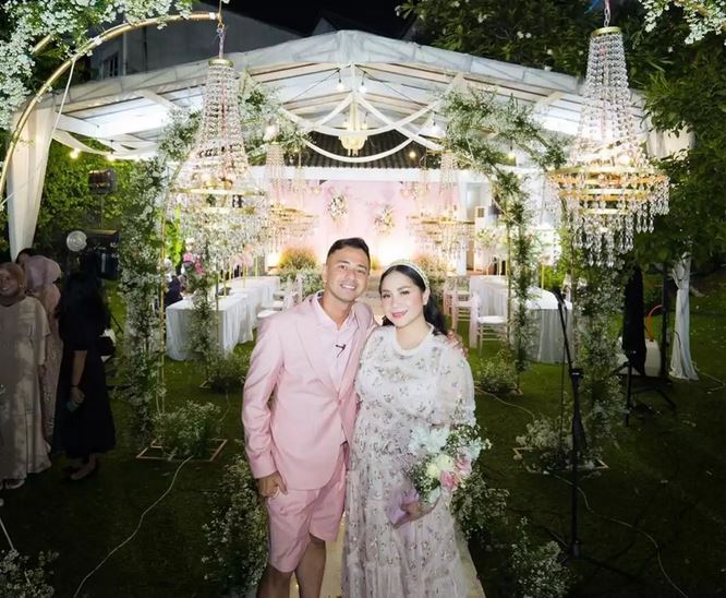 Gelaran wedding anniversary seleb © 2022 brilio.net Gelaran wedding anniversary seleb © 2022 brilio.net