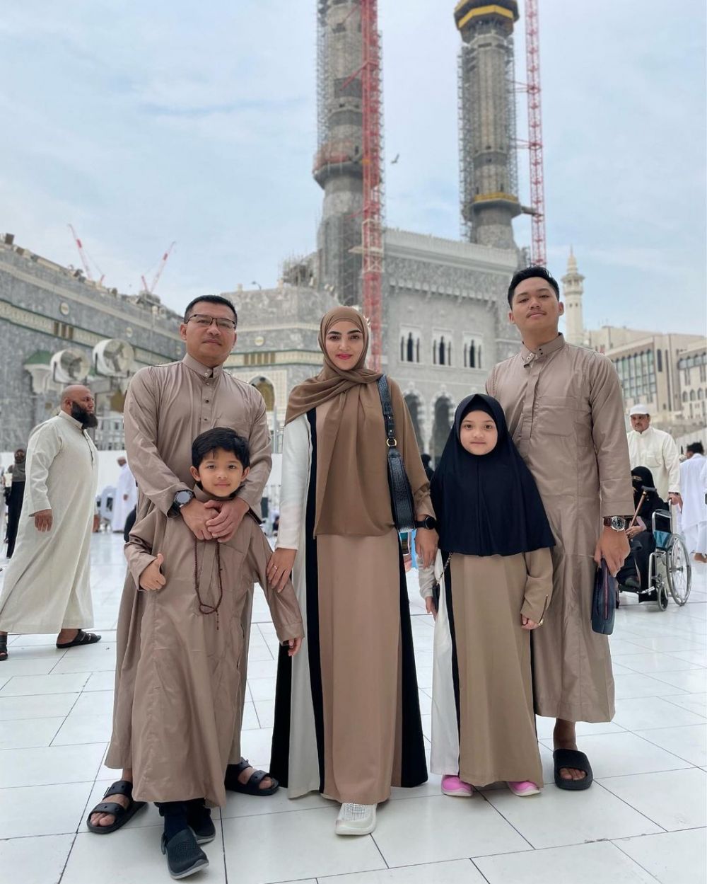 gaya seleb saat umrah © berbagai sumber gaya seleb saat umrah © berbagai sumber