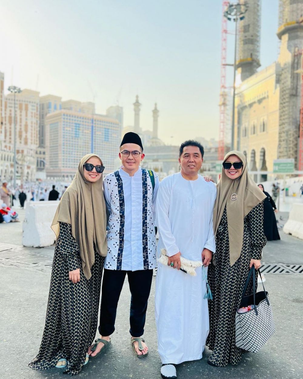 gaya seleb saat umrah © berbagai sumber gaya seleb saat umrah © berbagai sumber