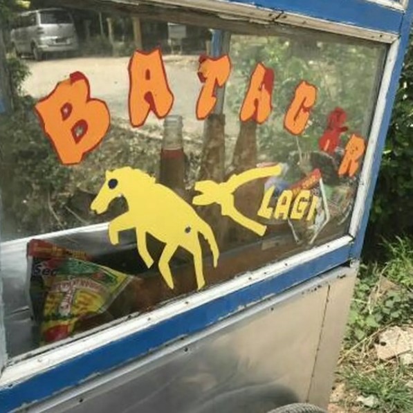 Tulisan di gerobak batagor nyeleneh © berbagai sumber Tulisan di gerobak batagor nyeleneh © berbagai sumber